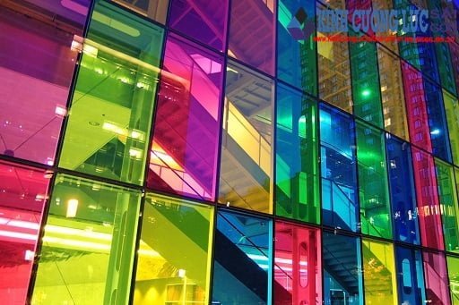 vách ngăn kính cường lực