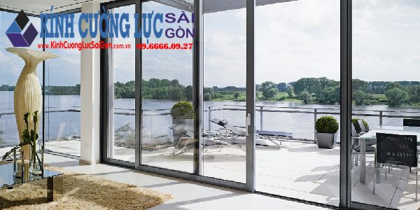 Cửa kính cường lực hay cửa gỗ