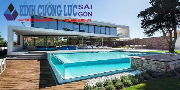 Ứng dụng kính cường lực vào xây bể bơi