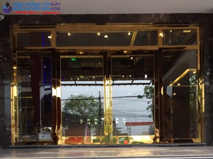 Cửa kính cường lực khung inox mạ vàng