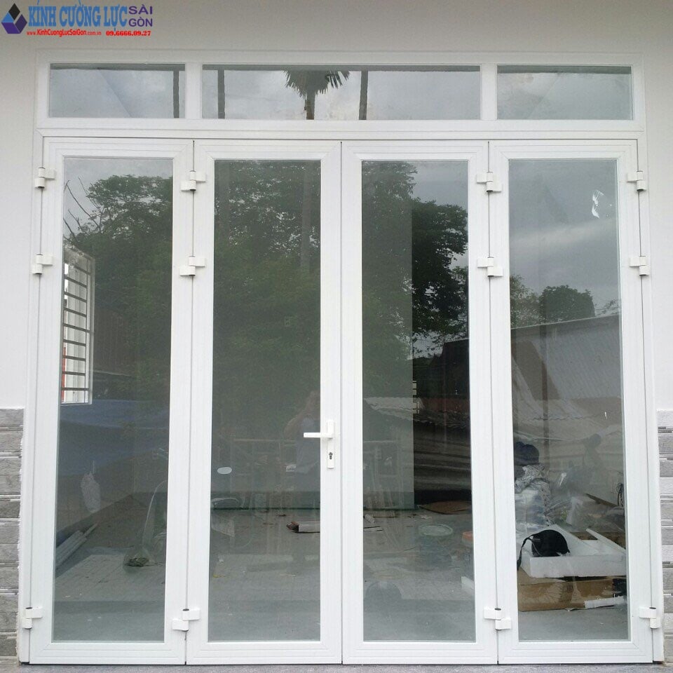 Cửa kính khung nhôm màu trắng